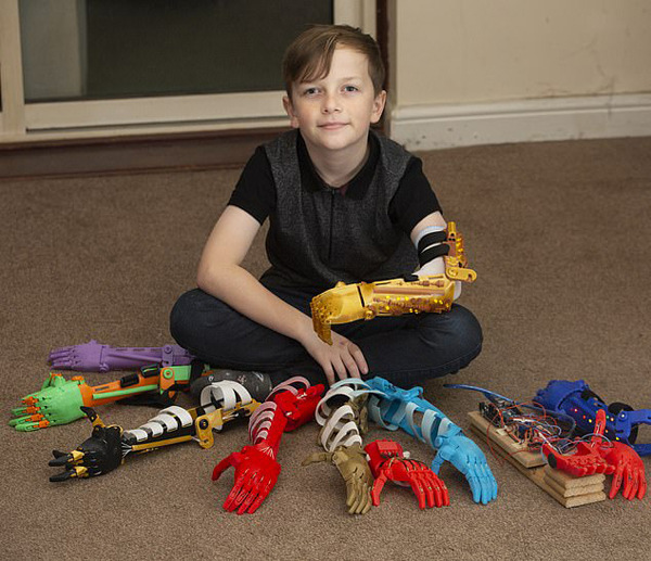 感動！英父親為無臂兒子3D打印9只個性仿生臂(圖1)